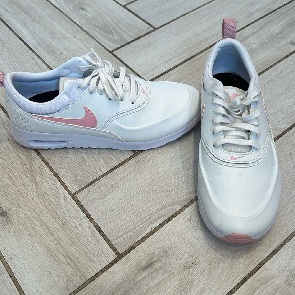 Size 8.5 Nikes